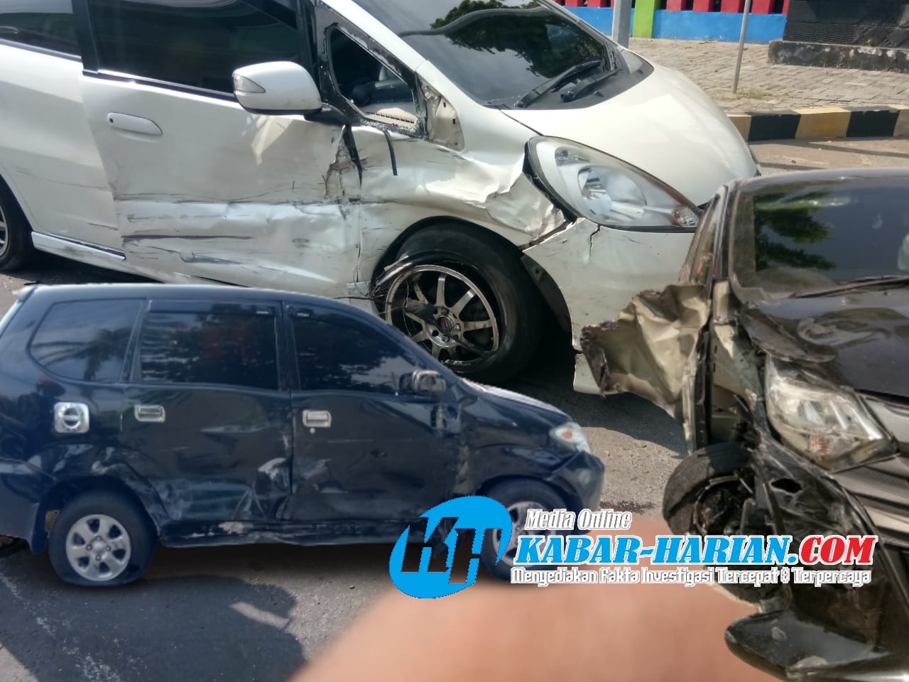 Diduga Sopir Mengantuk, Minibus Seruduk Dua Mobil