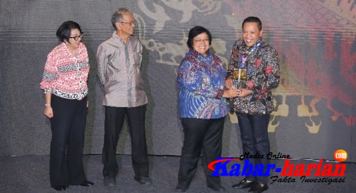 Bupati samapang saat menerima penghargaan yang berlangsung di Auditorium DR. Soedjarwo Kementerian Lingkungan Hidup dan Kehutanan, Jakarta Pusat,