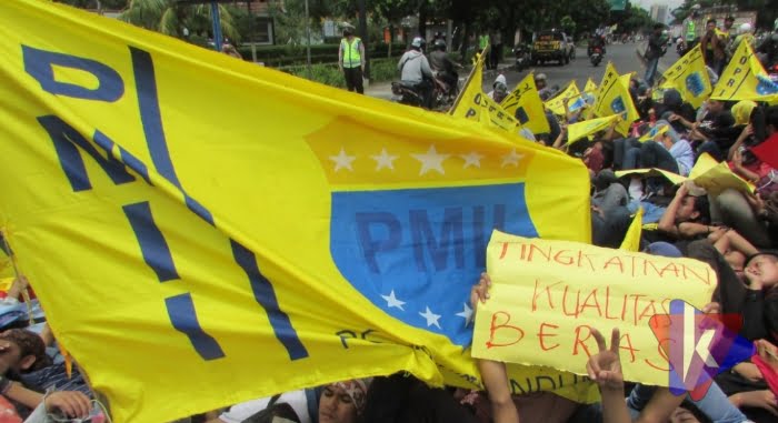 Sejumlah aktivis PMII Kabupaten Sampang saat menggelar aksi 