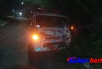 Kondisi ambulan yang menabrak pohon di sampang