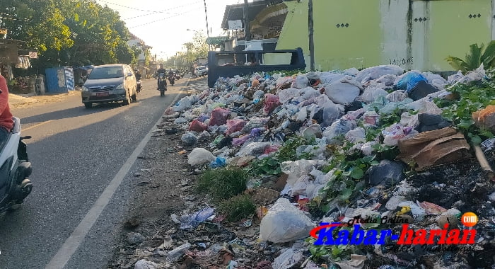 Kondisi sampah yang berserakan di depan pasar camplong, dok: Abdul Hamid kabar-harian.com)