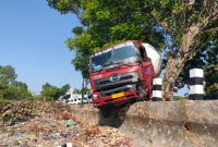 Kondisi truk PLJ yang mengalami laka tunggal di jalan Raya Taddan Camplong