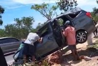 Kondisi mobil yang mengalami laka di jalan raya taddan, Kecamatan Camplong, Kabupaten Sampang