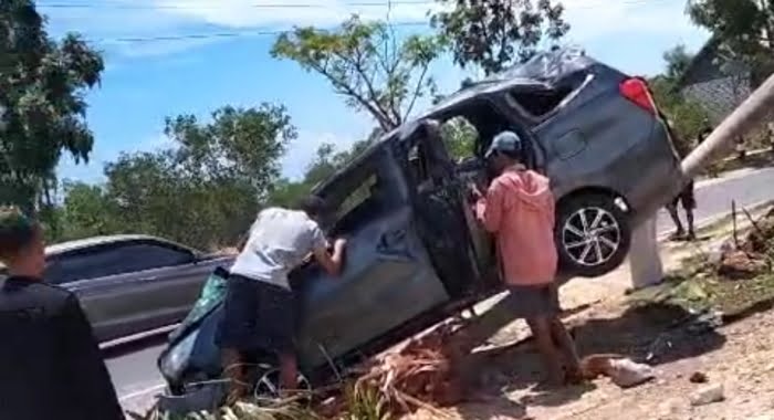 Kondisi mobil yang mengalami laka di jalan raya taddan, Kecamatan Camplong, Kabupaten Sampang