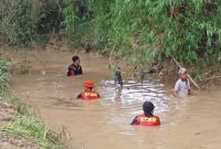BPBD Sampang saat melakukan pencarian bocah yang tenggelam