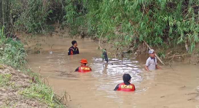 BPBD Sampang saat melakukan pencarian bocah yang tenggelam