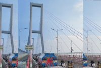 Jembatan suramadu saat bergoyang yang disaksikan warga saat melintas
