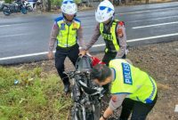 Anggota kasat lantas polres Sampang saat evakuasi sepeda motor milik korban ( Isimewa)