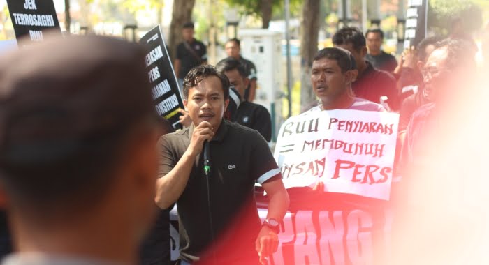 Salah satu wartawan sampang saat orasi menolak RUU Peyiaran di Depan gedung DPRD Sampang (Dok: Abdul Hamid kabar-harian.com)