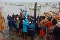 Para nelayan Desa Noreh Kecamatan Sreseh saat evakuasi perahu yang tenggelam
