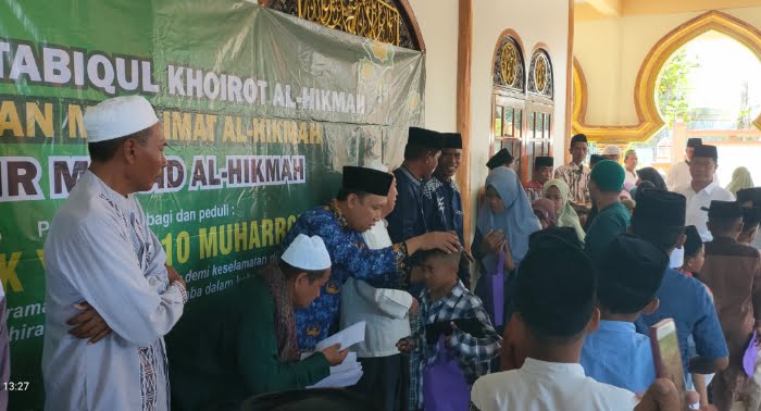 Ketua yayasan fastabiqul khoirot saat santuni anak yatim