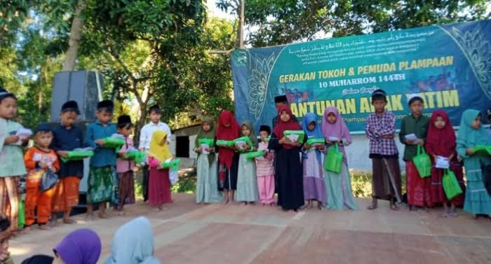 Pemuda dan tokoh palanpaan saat santuni anak yatim