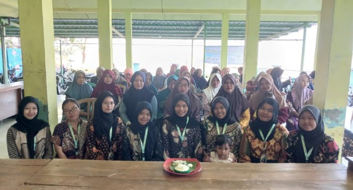 Foto bersama KKN Kelompok 32 dan para ibu ibu PKK.