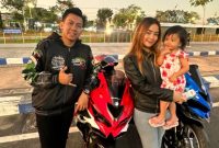 Noval bersama istri saat foto di alun alun Sampang (Dok : Noval tupall)