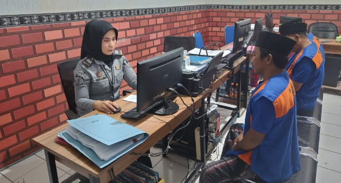 Staf Administrasi Pelayanan Tahanan Rutan Kelas IIB Sampang, Via Fitriya saat di temui di ruang kerjanya (Dok : Istimewa Zahra)