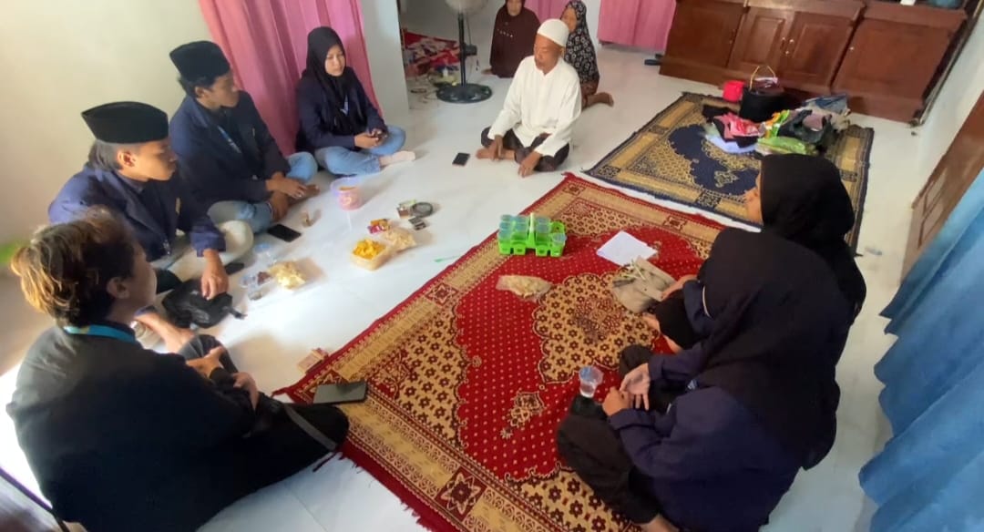 Mahasiswa dan tim saat sosialisasi
