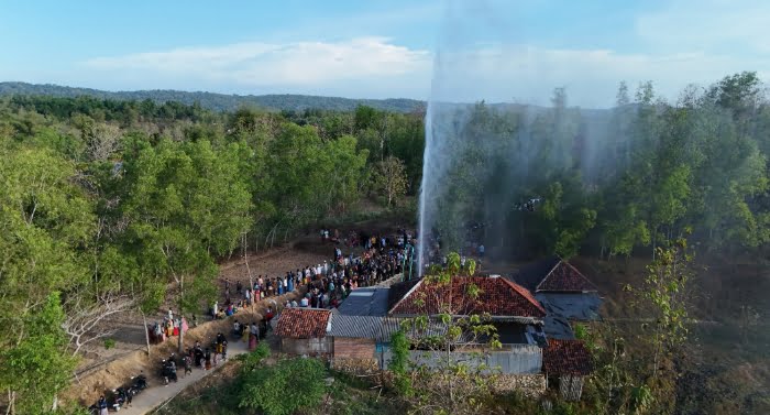 Potret Gambar sumur bor yang yang menguap air ratusan meter (dok : Dron Samsul)