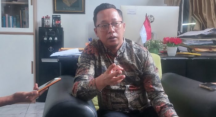 Aliyanto ketua KPU Sampang saat ditemui di ruang kerjanya