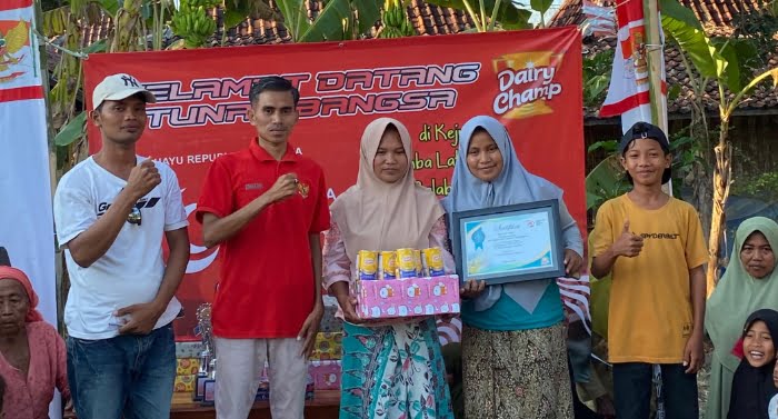 Tokoh pemuda desa palampaan timur saat berikan penghargaan kepada pemenag