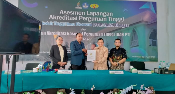 Keterangan: Prof. DR.Ahmad Rodoni.,MM asesor BAN PT, saat memberikan rekomendasi Asesmen Lapangan ke Ketua STIE Bakti Bangsa Akh. Fawaid. MM