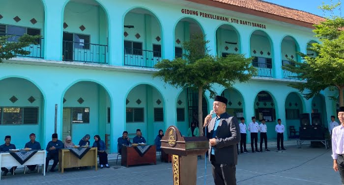 Ketua STIE Bakti bangsa Pamekasan saat memberikan sambutan d