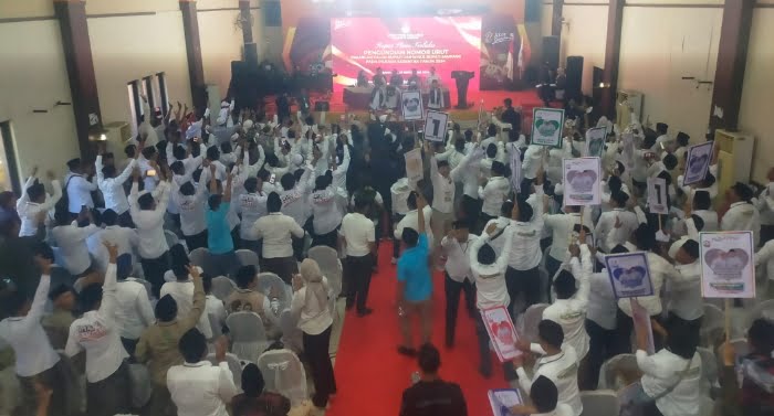 KPU Sampang saat gelar rapat pleno pengundian nomor urut
