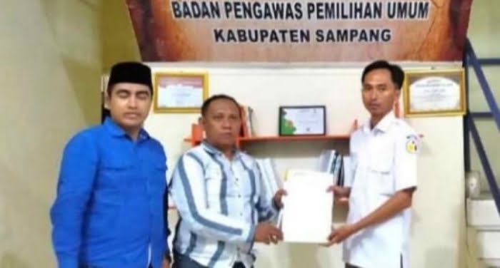 Tim hukum Jimad Sakteh saat laporkan KPUD ke Bawaslu setempat