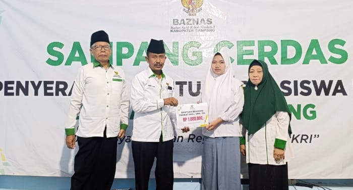 Baznas sampang saat serahkan bantuan kepada siswa siswi