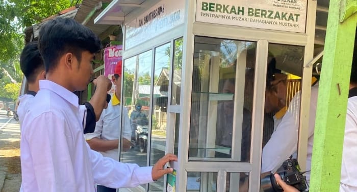 Baznas Sampang saat berikan bantuan grobak kepada pelaku UMKM 