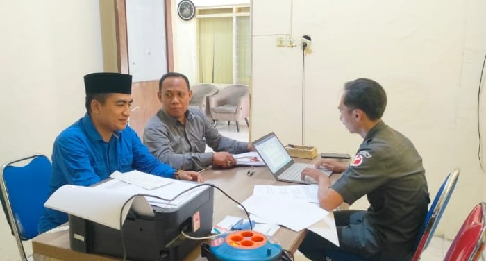 Ahmad bahri bersama didianto saat serahkan berkas laporan pelanggaran nitralitas