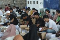 Para Tenaga khusu yang saat bekerja untuk melipat surat suara pilkada Sampang