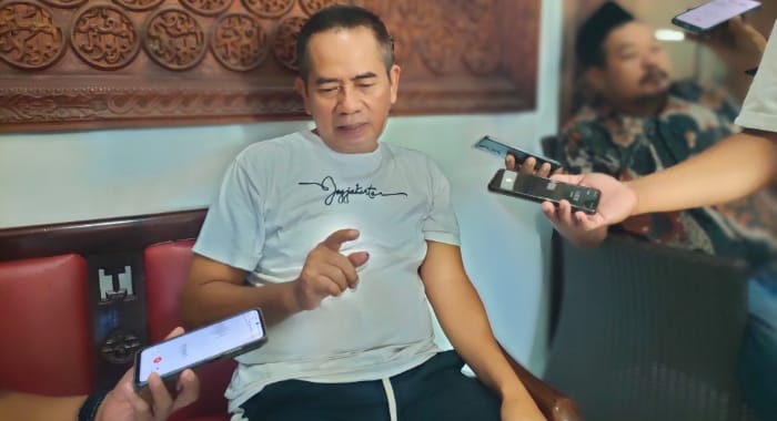 . Hariyono Abdul Bari, saat menggelar jumpa pers di kediamannya yang berada di jalan Imam Bonjol, RT 02 RW 02 Kelurahan Dalpenang Sampang