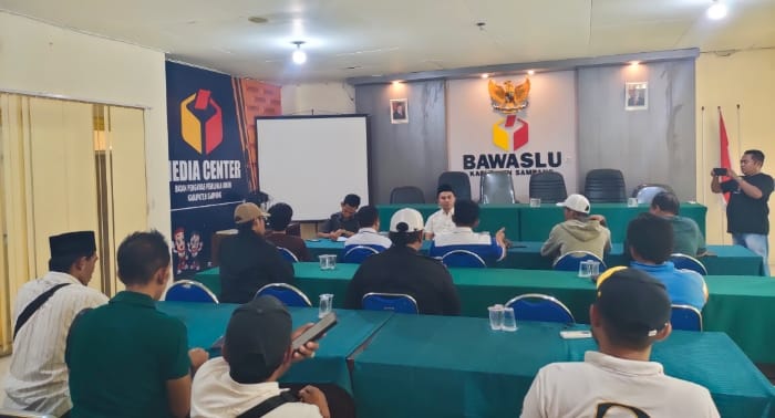 Forsa hebat saat gelar audensi yang di akhiri oleh pelemparan telur 