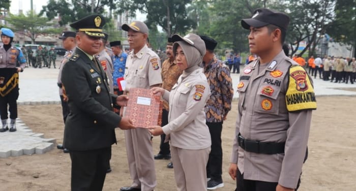 Kapolres Lamsel saat memberikan penghargaan penghargaan kepada personel dan warga yang berprestasi