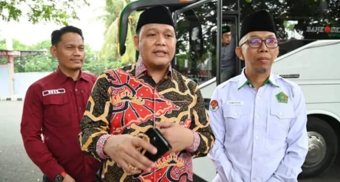 Kepala Bagian Kesejahteraan Rakyat setdakab Lampung Selatan, Firmansyah saat lepas kafilah MTQ Lampung