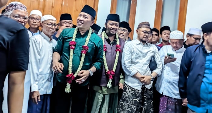 Calon bupati Sampang dan calon wakil bupati kabupaten Sampang saat gelar jumpa pers kemenangan jimat sakteh