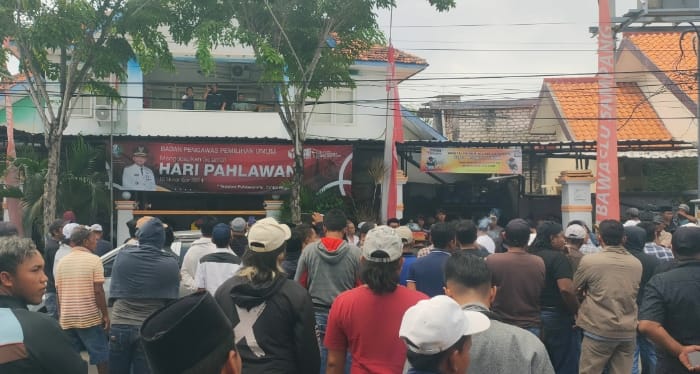 Ratusan Warga saat mendatangi kantor bawaslu yang berada di jalan Rajawali Sampang