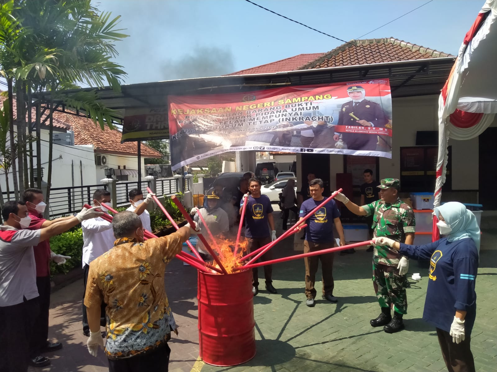 Kejari Sampang saat musnahkan Barang bukti Kasus Inkrah