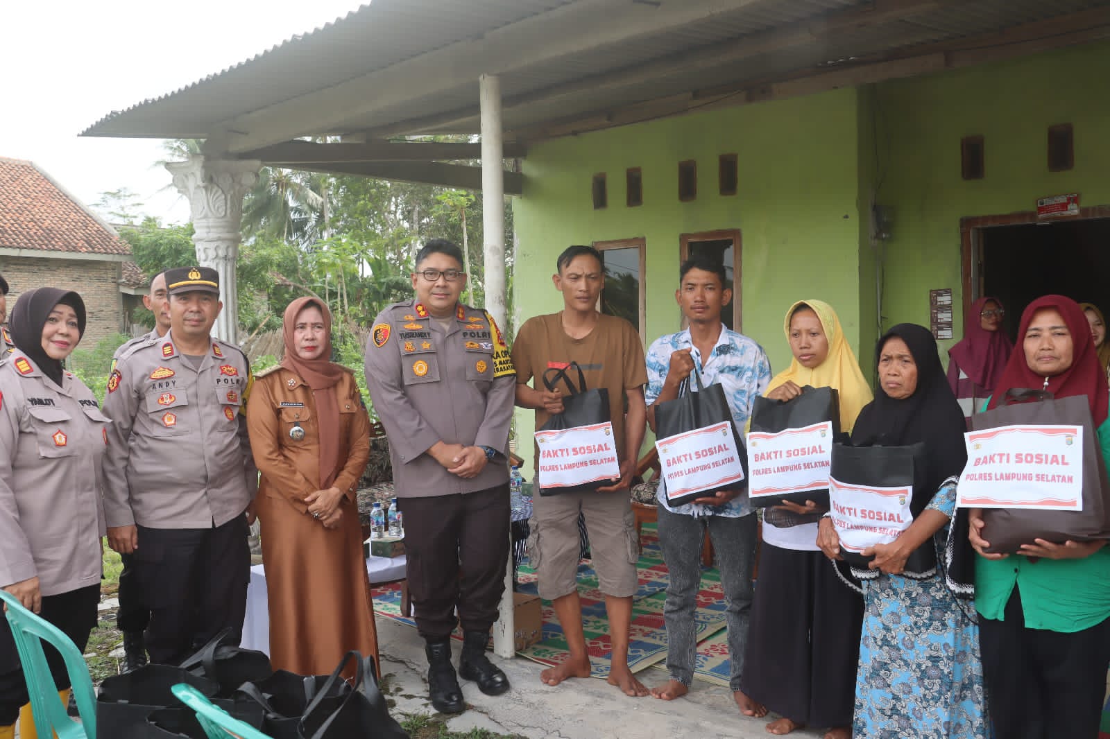 AKBP Yusriandi Yusrin, S.I.K., M.Med. Kom., mengunjungi warga Dusun Indagri, Desa Tanjung Sari, Kecamatan Palas, yang terdampak musibah puting beliung