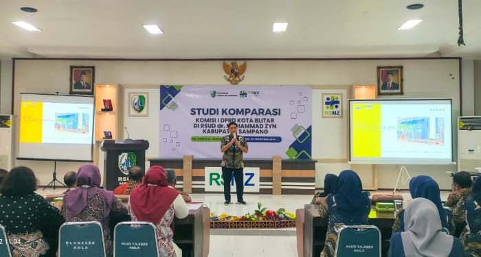 dr. Bakti Plt Dirut RSUD Muhammad Zyn Kabupaten Sampang saat menyampaikan materi di acara studi komparasi bersama DPRD komisi I Kota Blitar
