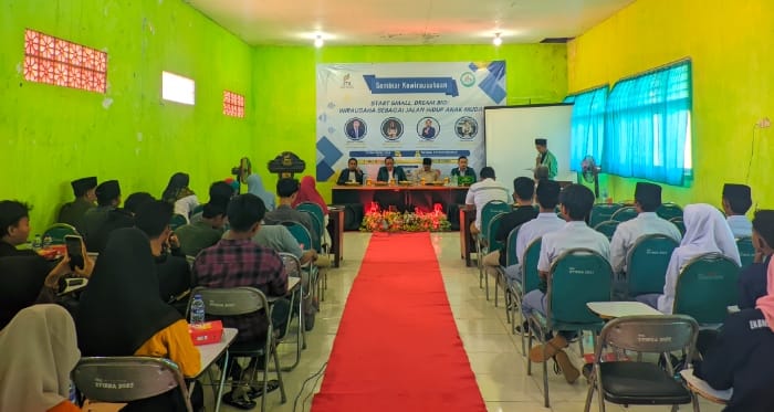Seminar Kewirausahaan yang di gelar di Auditorium STIE Bakti Bangsa Pamekasan.