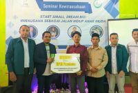 Ach Husairi ketua HIPMI Kabupaten Pamekasan saat berikan bantuan beasiswa kepada mahasiswa berprestasi di STIE Bakti Bangsa 
