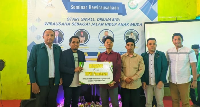 Ach Husairi ketua HIPMI Kabupaten Pamekasan saat berikan bantuan beasiswa kepada mahasiswa berprestasi di STIE Bakti Bangsa 