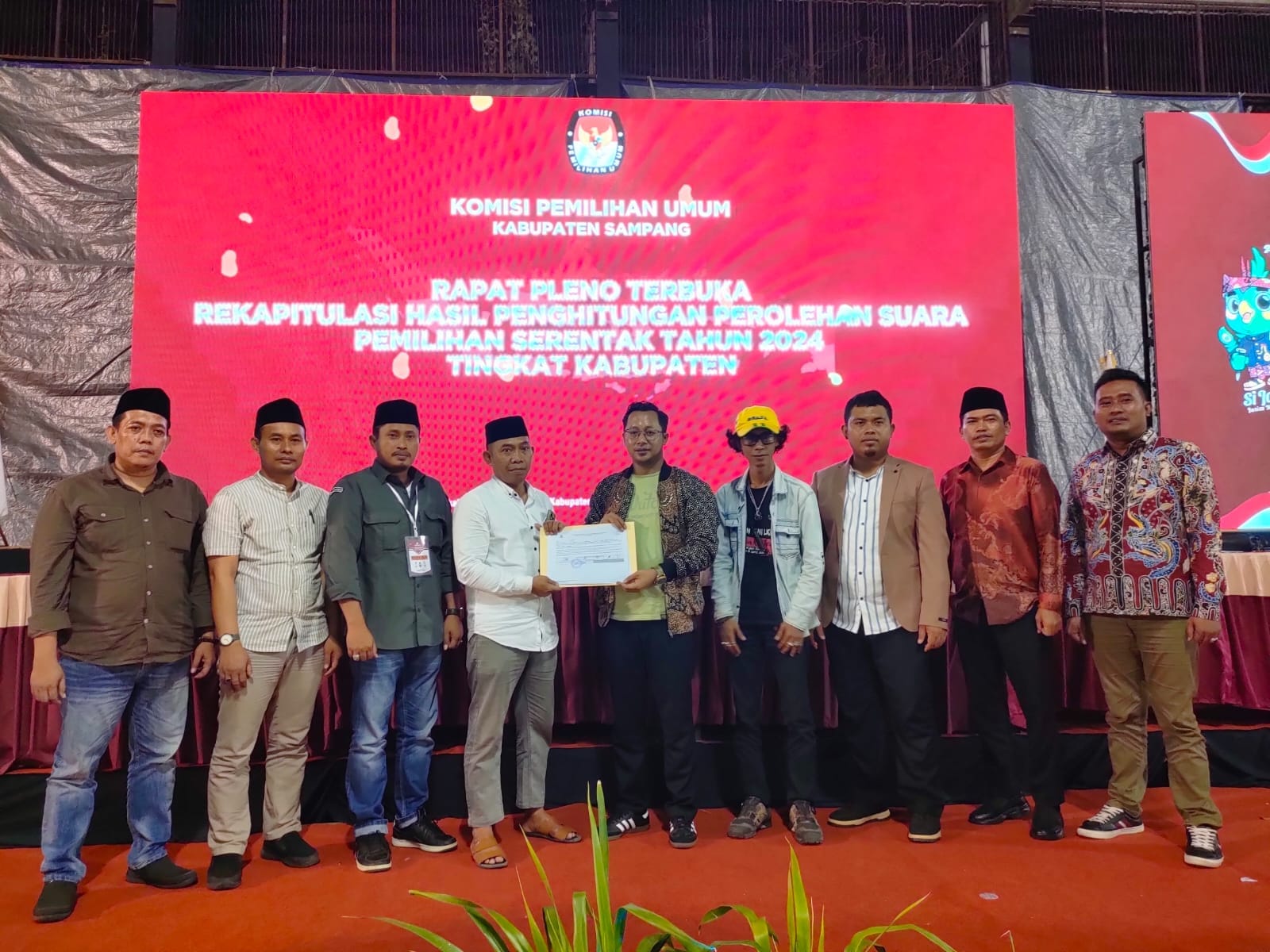 KPU sampang saat gelar rapat pleno rekapitulasi di Gor Infor samang