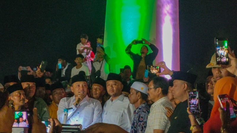 Aba idi dan Ra mahfudz saat umumkan kemenangannya di Alun alun trunojoyo Kabupaten Sampang