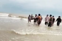 Para warga dan kepolisian setempat saat mengevakuasi korban
