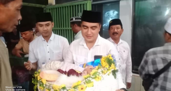 Didianto saat timang putra ke empatnya di acara Tasyakuran dan Aqiqah 