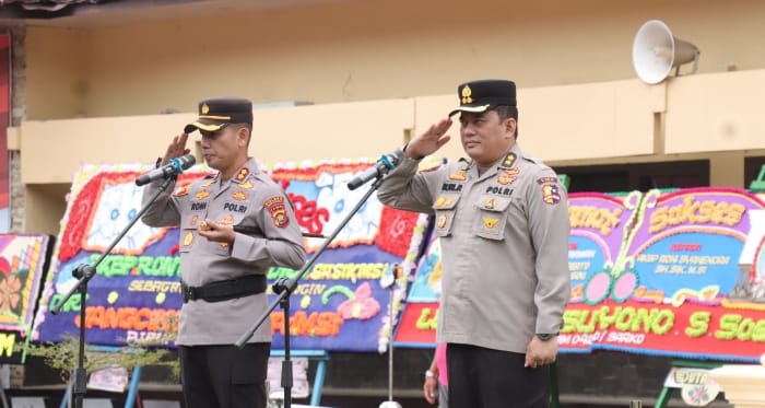 Kapolres Merangin yang lama dan yang baru saat menggelar aper pisah sambut kapolres merangin