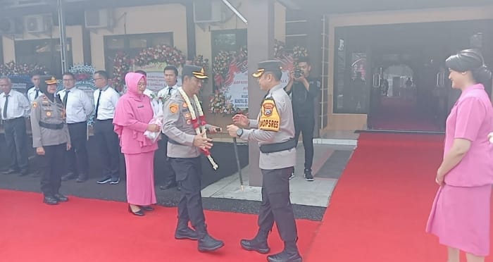 AKBP Hendro Sukmono (Kiri) dan Kapolres Sampang yang baru, AKBP Hartono (Kanan) saat berada di halaman Mapolres Sampang, 
