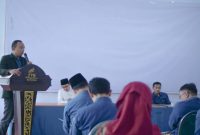Rektor STIE Bhakti Bangsa Pamekasan Akh Fawaid MM saat memberikan sambutan
